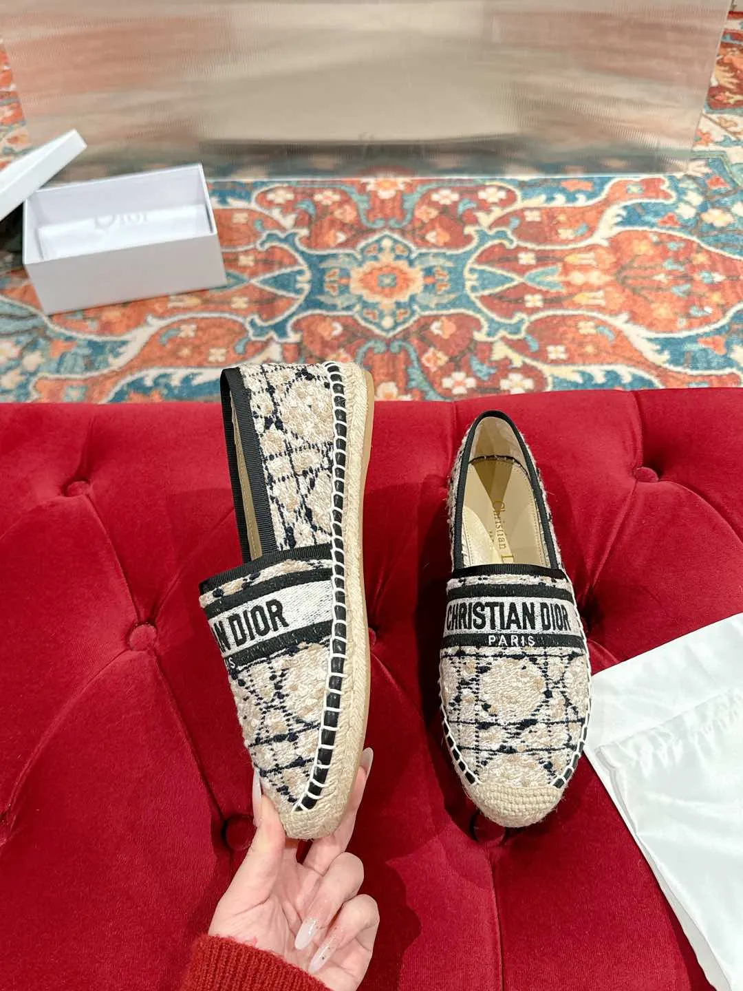 👟👟Ex-factory price 460👟👟 Dior DIOR's new popular early spring fisherman shoes 🆕 Simple, elegant and fashionable, timeless and timeless, it is a classic that will never fade away in the fashion circle, retro fisherman shoes. Original hand-woven surface, electric embroidery technology! Specific cloth surface and rubber outsole. Code number: 35-39 (40.41 customized, non-refundable)